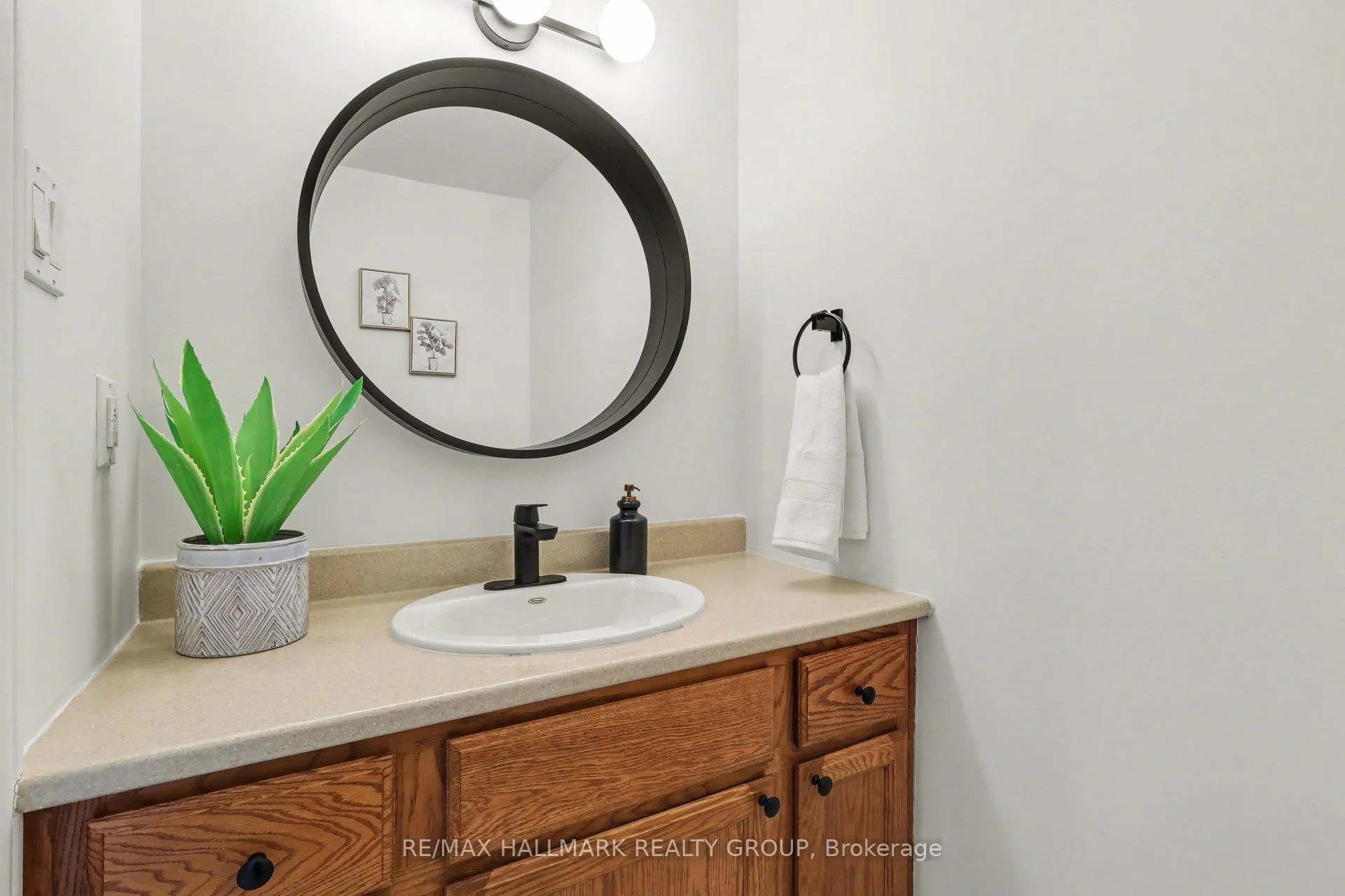 Photo 14 of Unit D, 77 Glen Park Drive, Ottawa, Blackburn Hamlet (South) — HOMEH