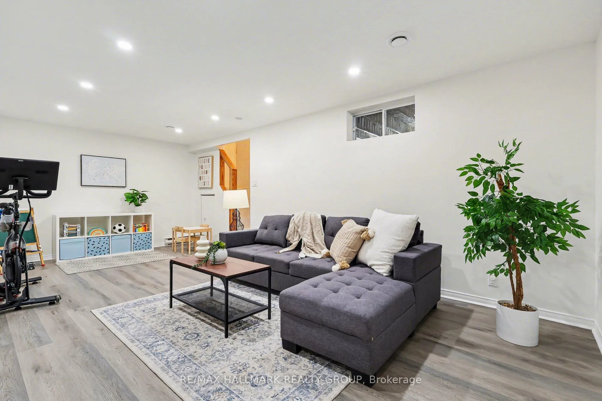 Photo 24 of Unit D, 77 Glen Park Drive, Ottawa, Blackburn Hamlet (South) — HOMEH
