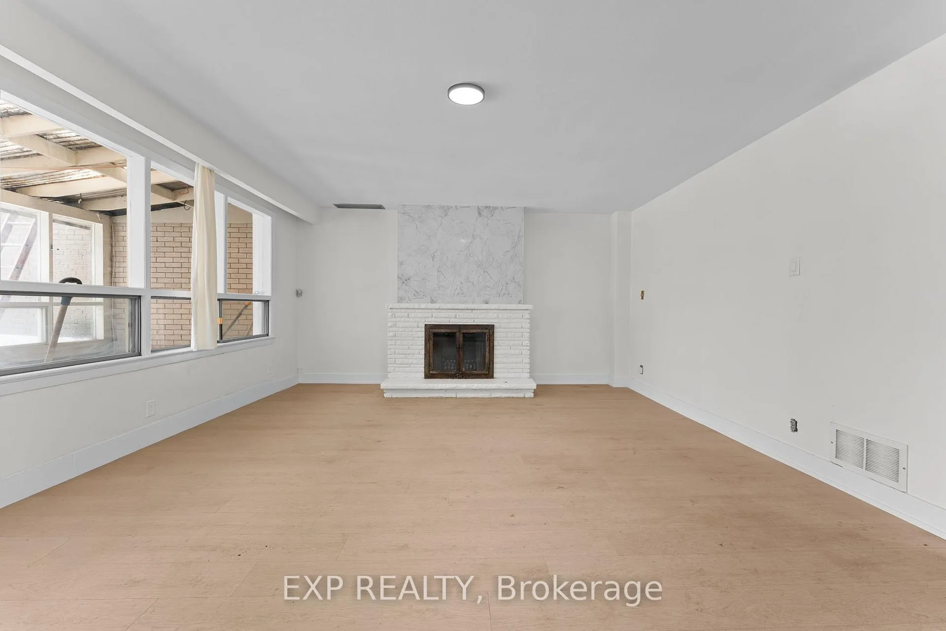 Photo 5 of Unit Unit #1, 1558 Queen Street E, Toronto, Greenwood-Coxwell — HOMEH