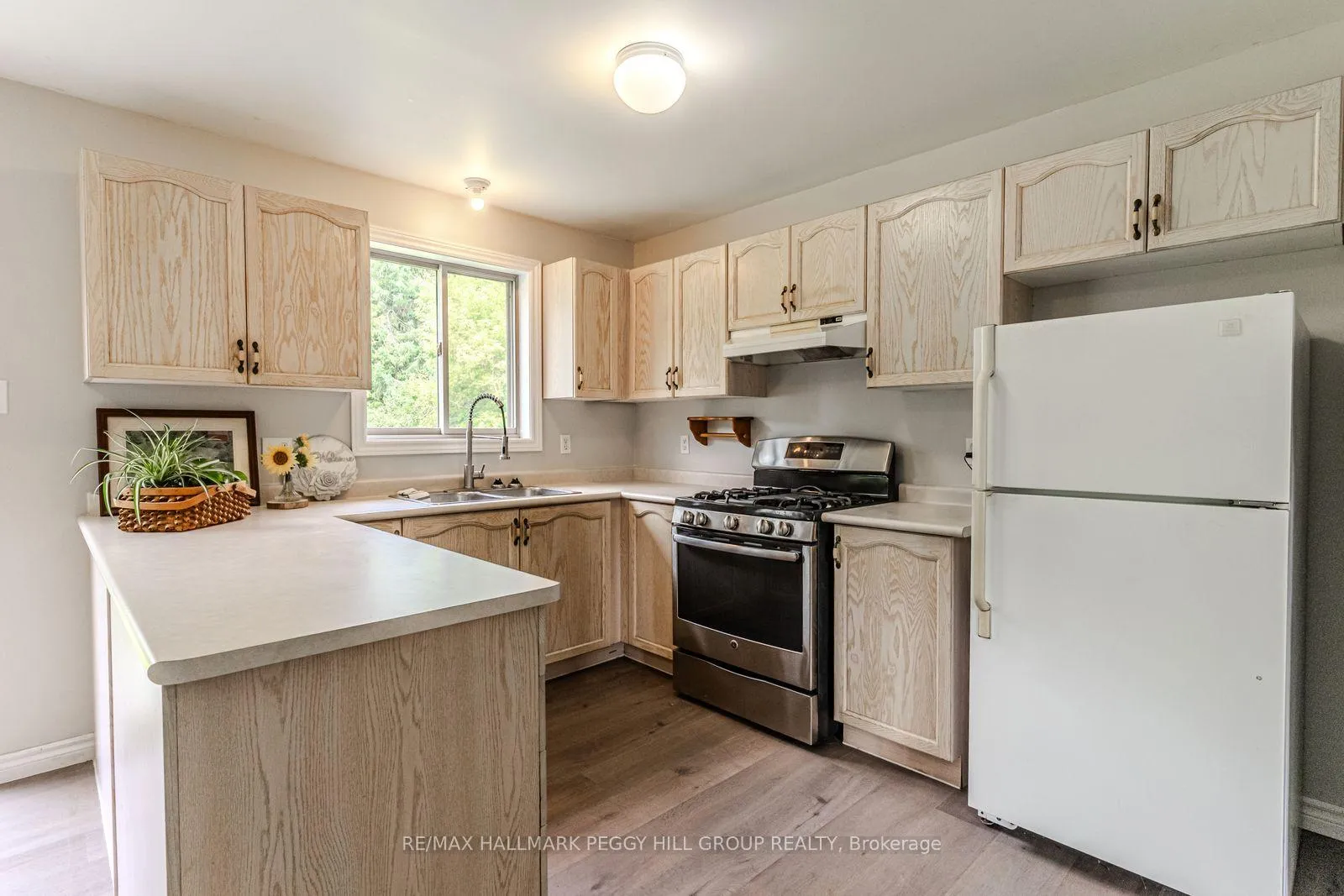 Photo 3 of 55 Marlow Circle, Springwater, Hillsdale — HOMEH