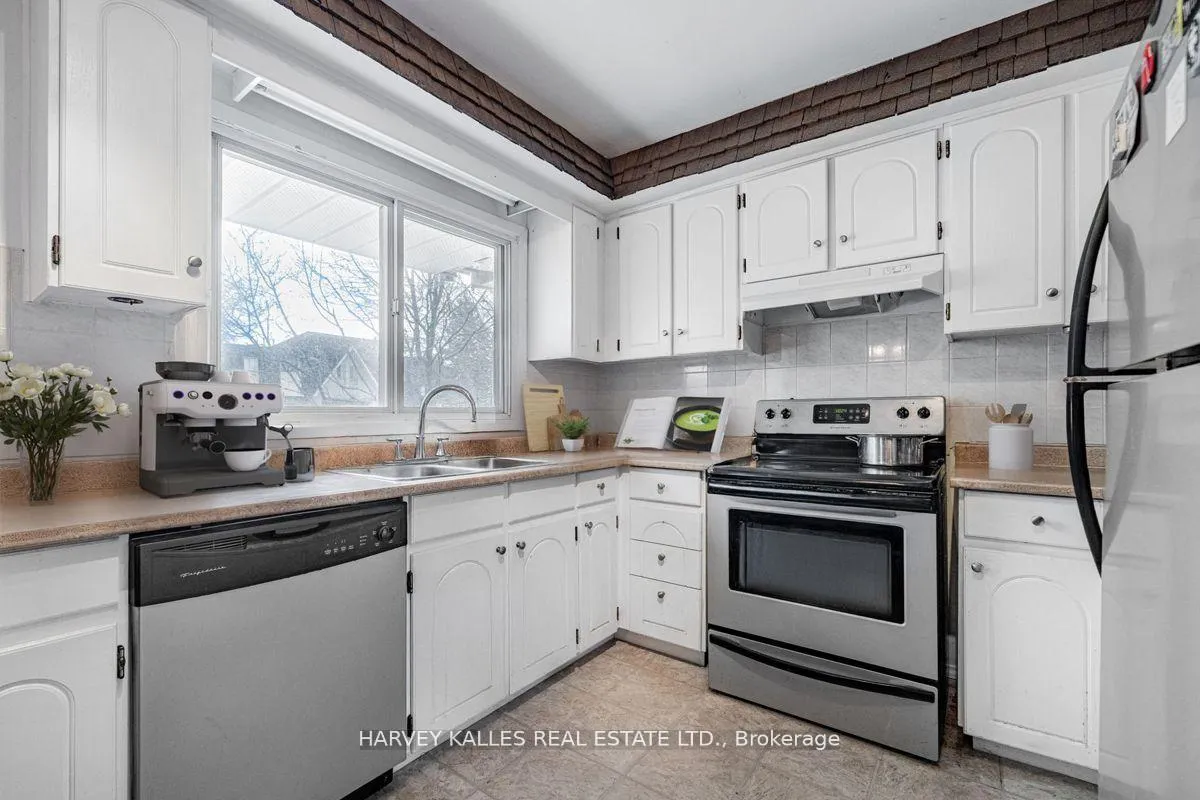 Photo 8 of 82 Poplar Crescent, Aurora, Aurora Highlands — HOMEH