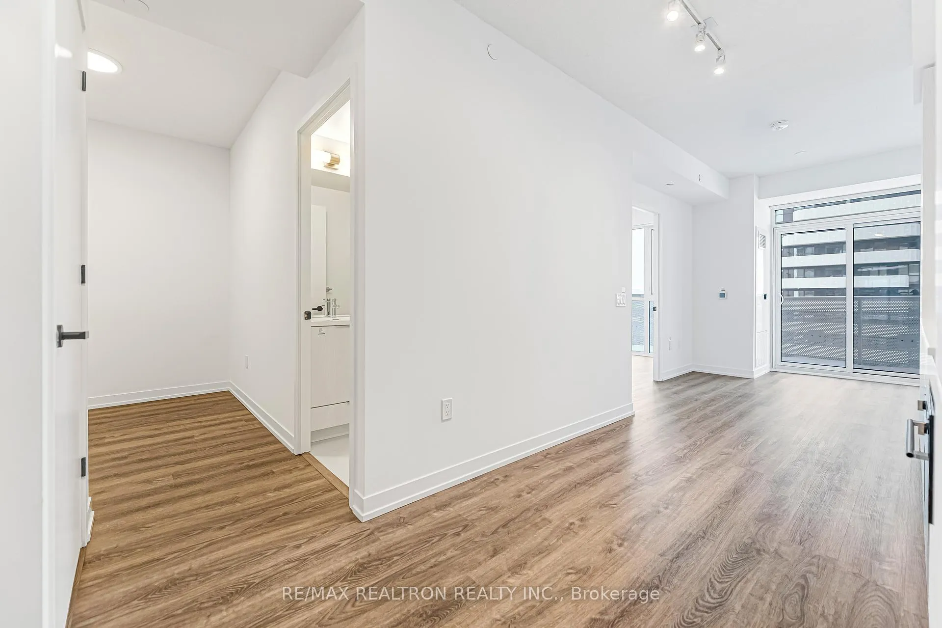 Photo 4 of Unit 5501, 8 Interchange Way, Vaughan, Vaughan Corporate Centre — HOMEH