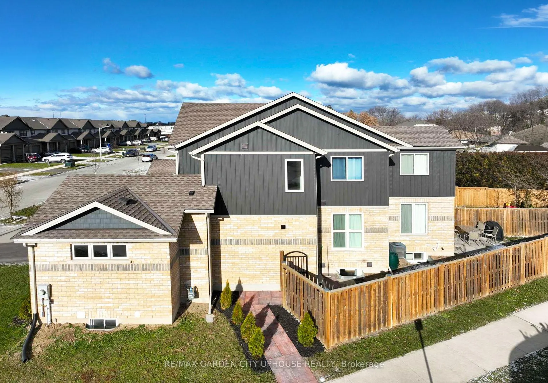 Photo 2 of Unit LOWER, 11 Manhattan Court, St. Catharines, Haig — HOMEH