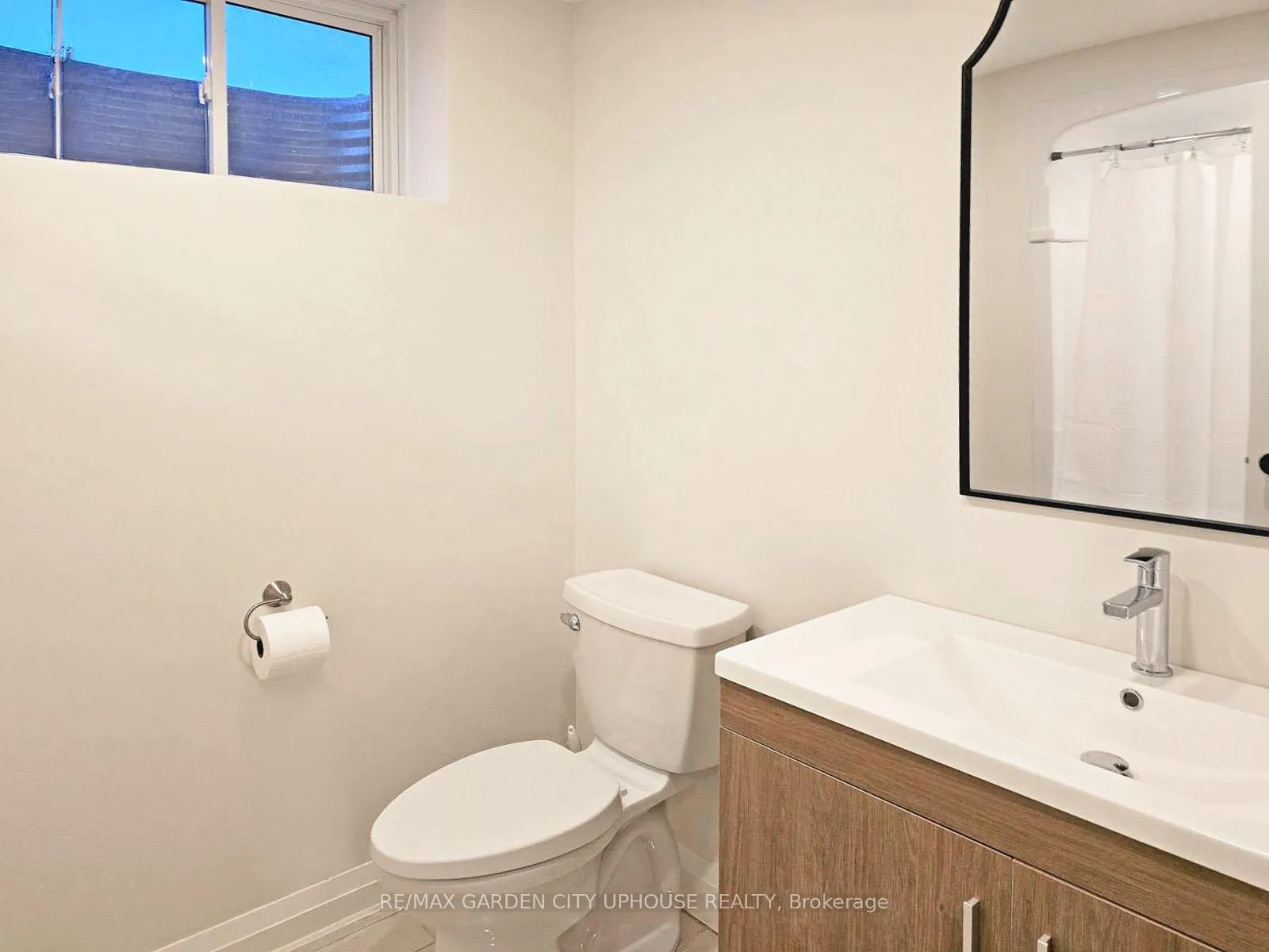 Photo 4 of Unit LOWER, 11 Manhattan Court, St. Catharines, Haig — HOMEH