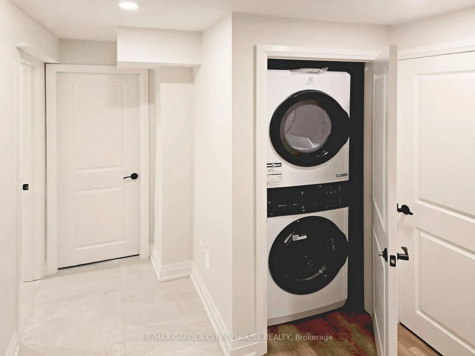 Photo 5 of Unit LOWER, 11 Manhattan Court, St. Catharines, Haig — HOMEH