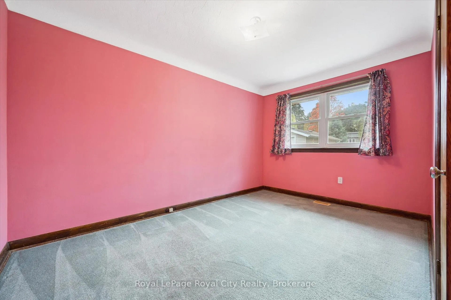 Photo 20 of 193 Edinburgh Road S, Guelph, Dovercliffe Park/Old University — HOMEH