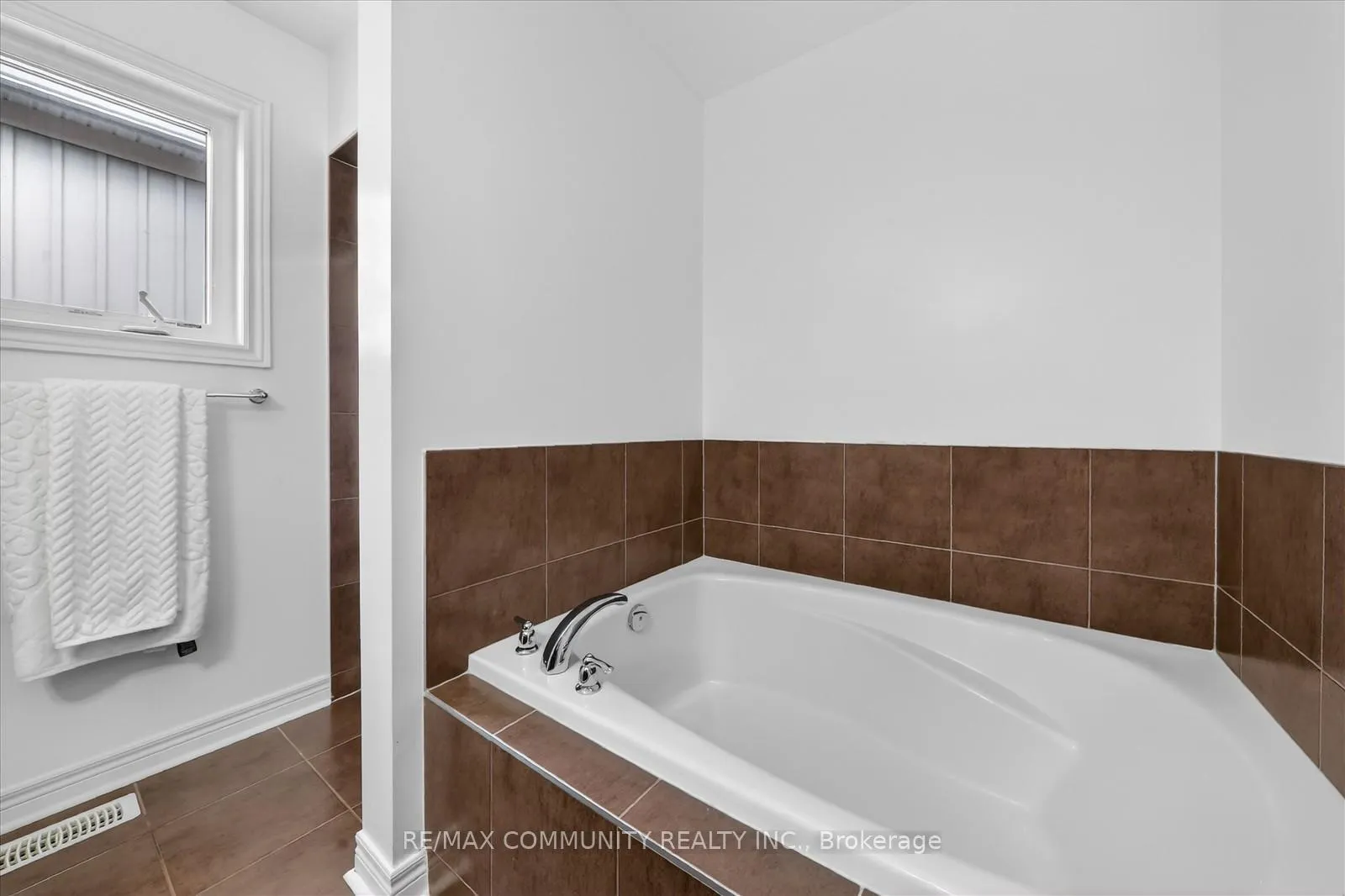 Photo 23 of 1141 Schooling Drive, Oshawa, Taunton — HOMEH