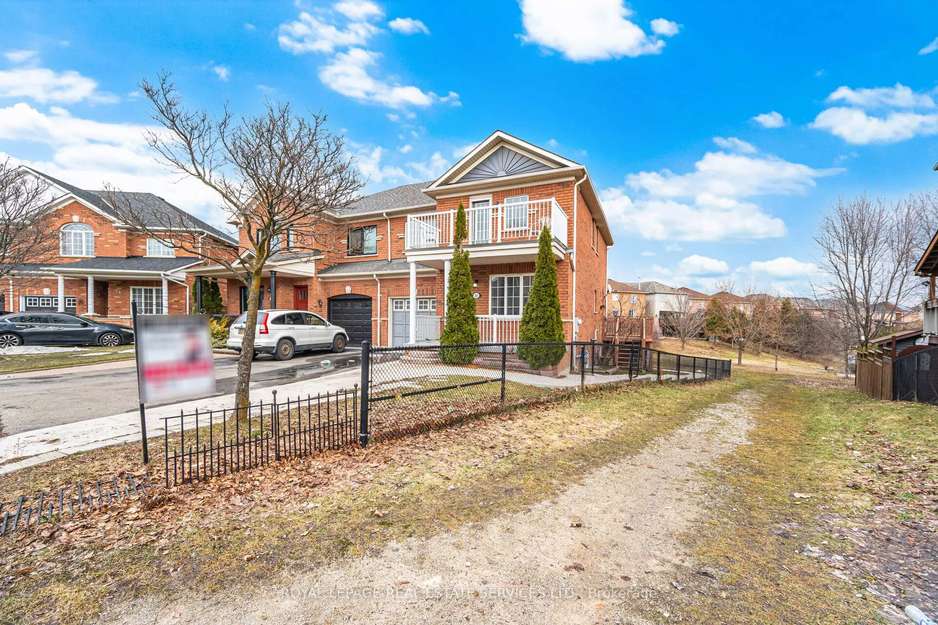 Photo 4 of 20 Dells Crescent, Brampton, Fletcher's Meadow — HOMEH