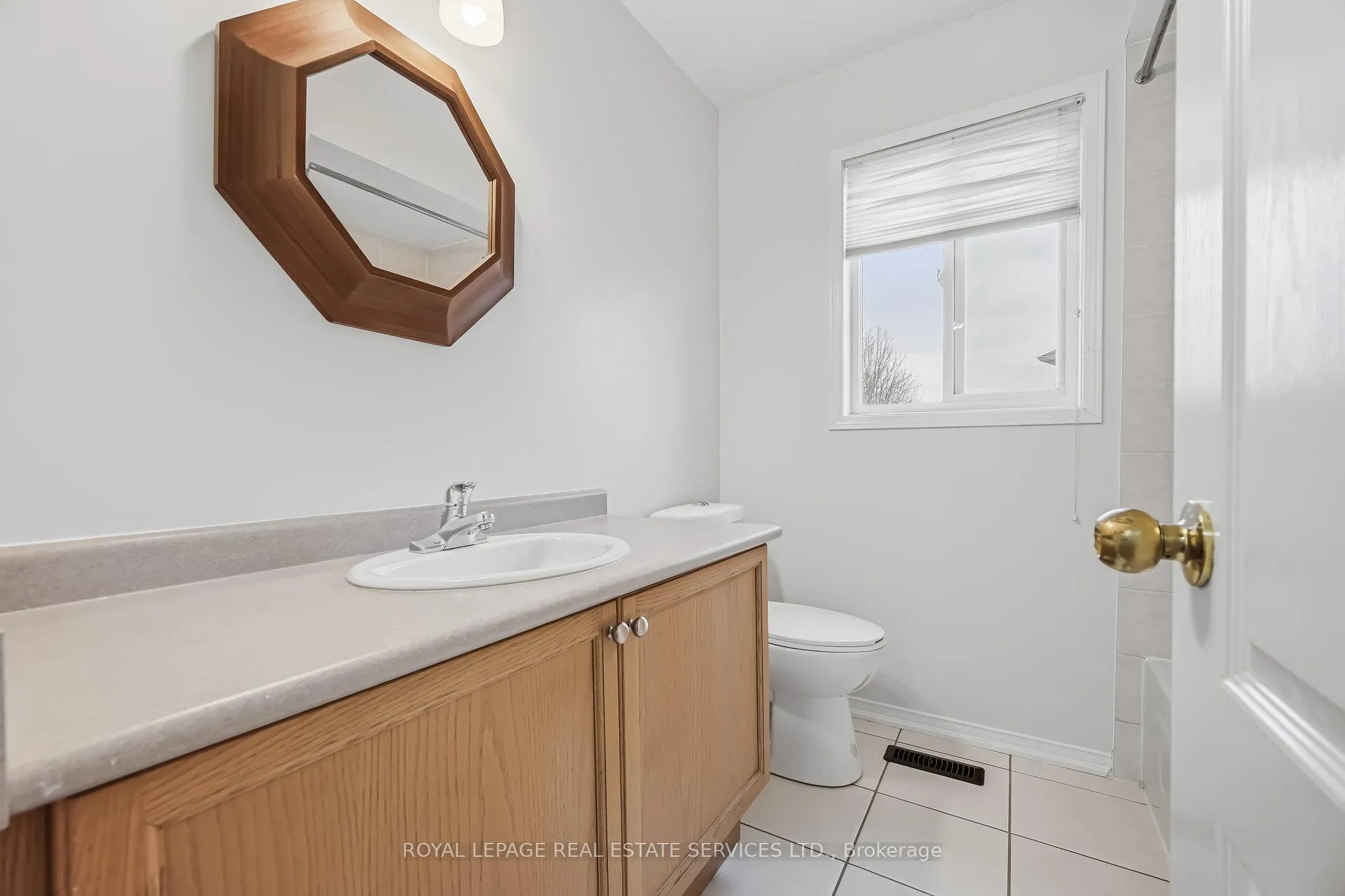 Photo 9 of 20 Dells Crescent, Brampton, Fletcher's Meadow — HOMEH