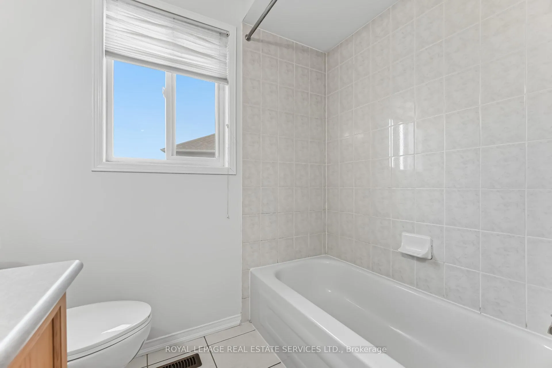 Photo 10 of 20 Dells Crescent, Brampton, Fletcher's Meadow — HOMEH