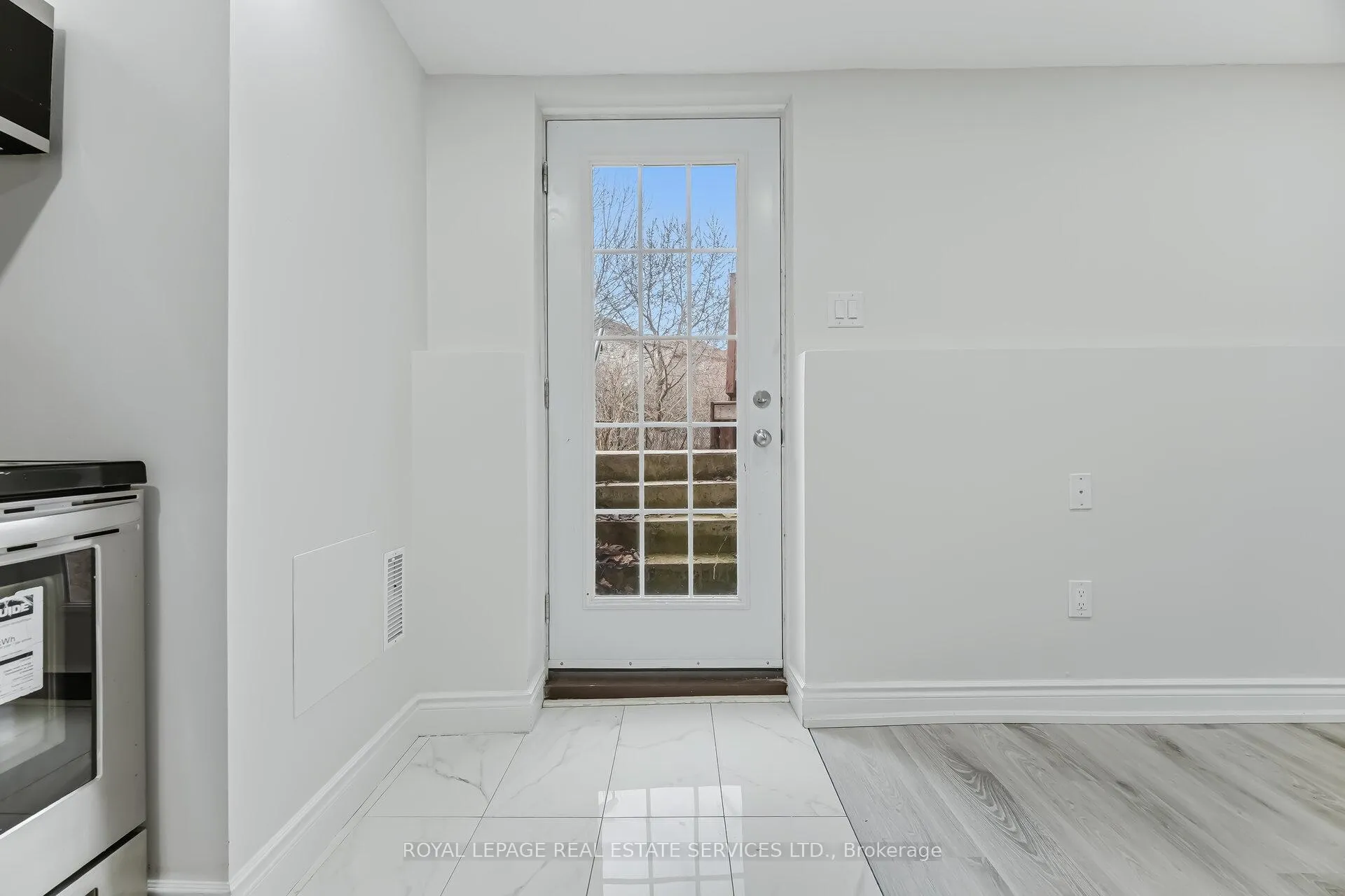 Photo 11 of 20 Dells Crescent, Brampton, Fletcher's Meadow — HOMEH