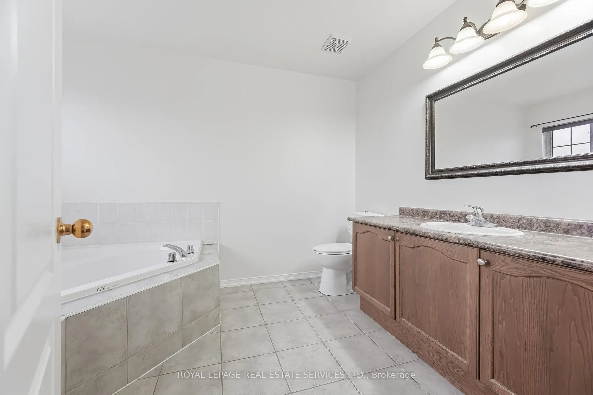 Photo 14 of 20 Dells Crescent, Brampton, Fletcher's Meadow — HOMEH