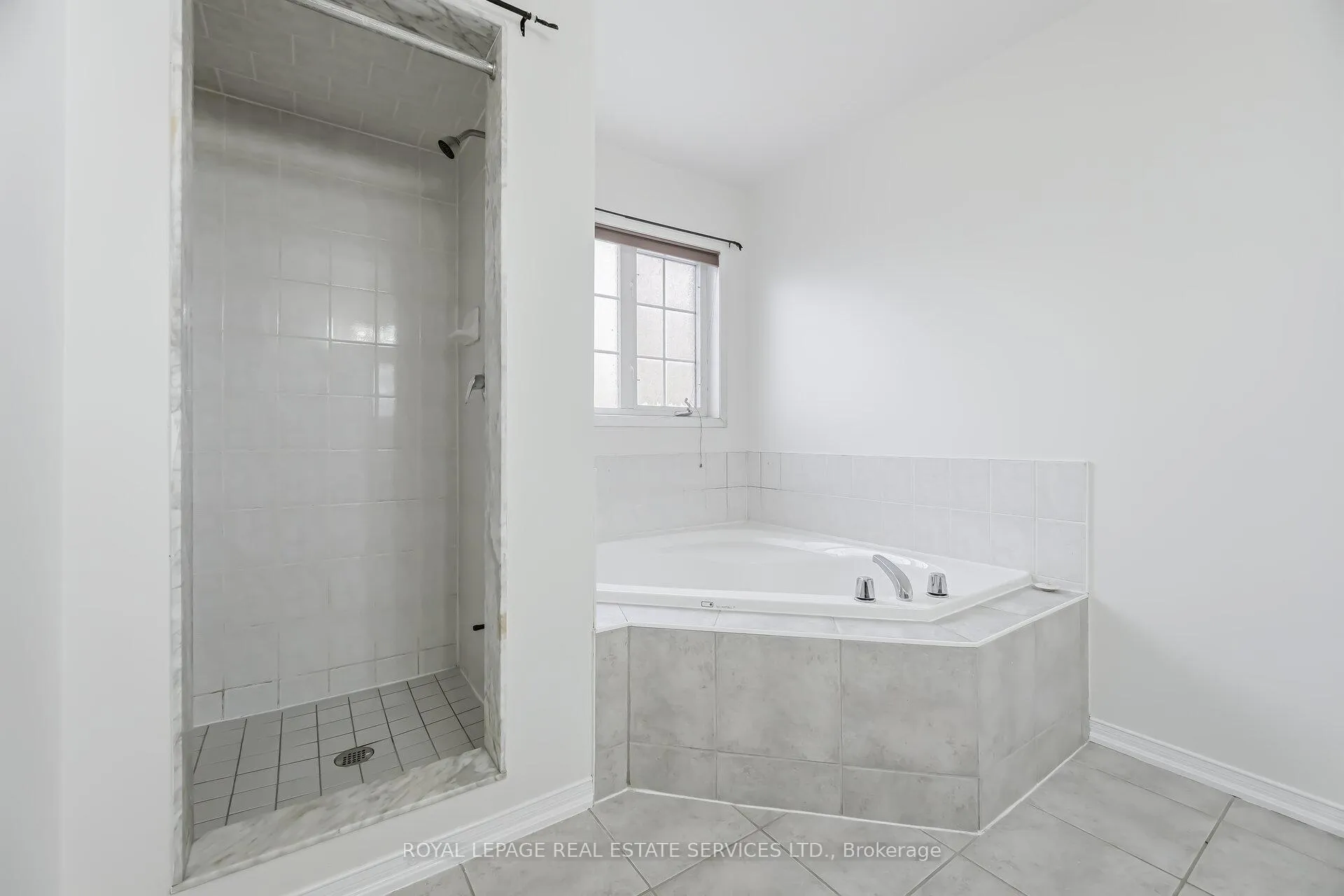 Photo 15 of 20 Dells Crescent, Brampton, Fletcher's Meadow — HOMEH