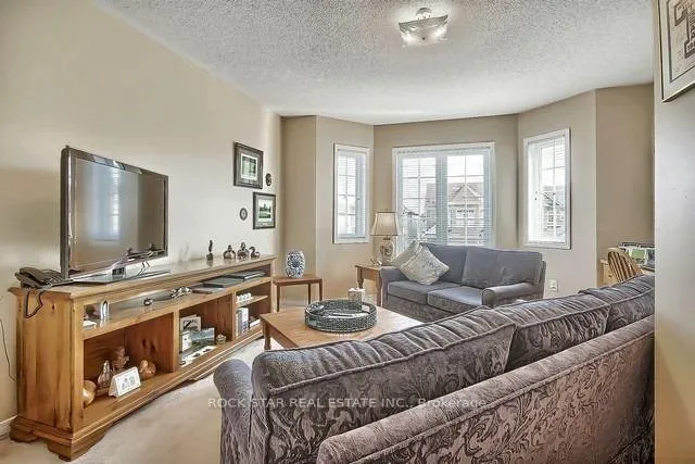 Photo 3 of 33 Chetholme Place, Halton Hills, Georgetown — HOMEH