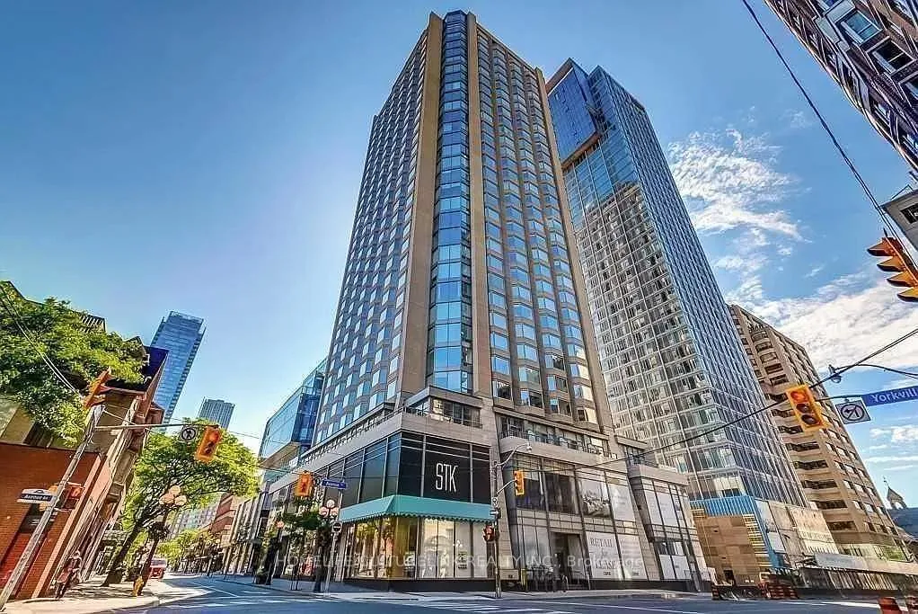Front of Unit 1711, 155 Yorkville Avenue