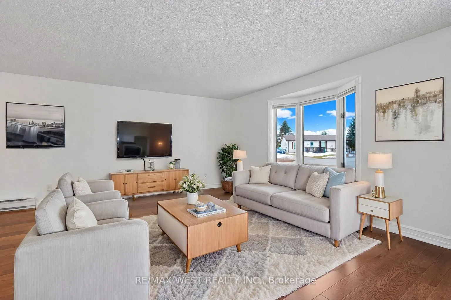 Photo 3 of 18 Maple Leaf Terrace, Innisfil, Cookstown — HOMEH