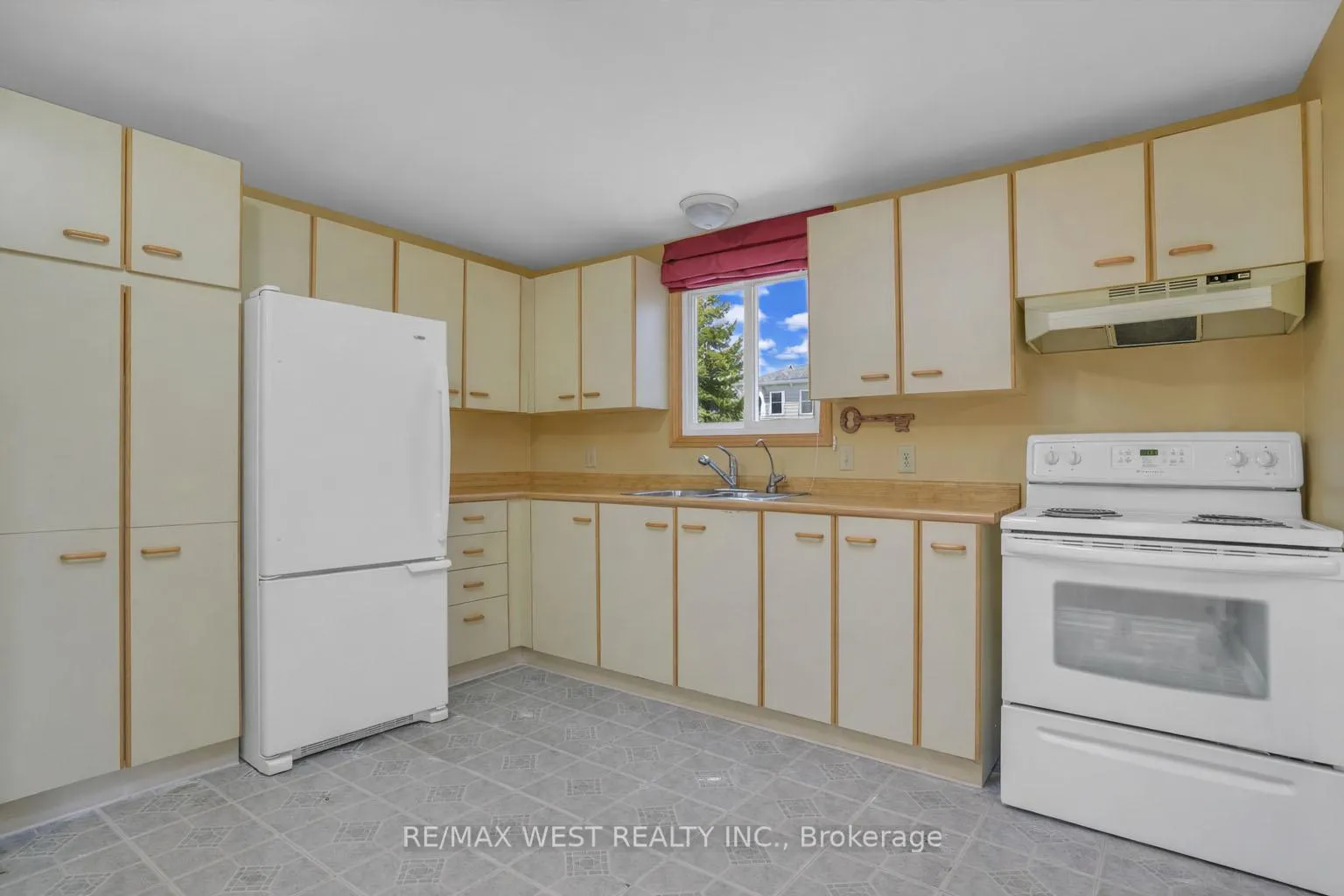 Photo 5 of 18 Maple Leaf Terrace, Innisfil, Cookstown — HOMEH