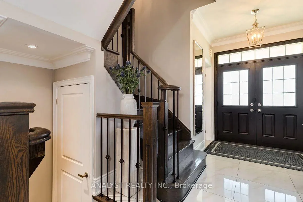 Photo 4 of 35 Bright Land Drive, Vaughan, Kleinburg — HOMEH