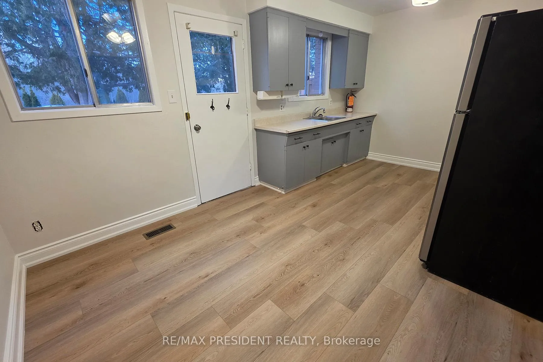 Photo 5 of 560B Brookhaven Crescent, Waterloo — HOMEH