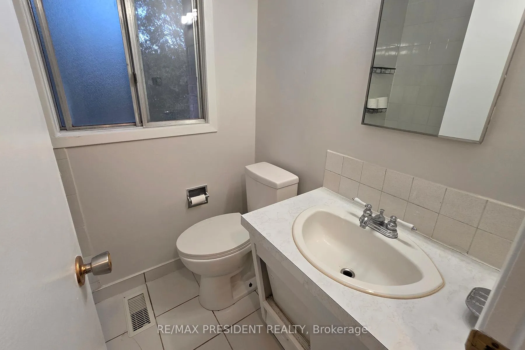 Photo 16 of 560B Brookhaven Crescent, Waterloo — HOMEH