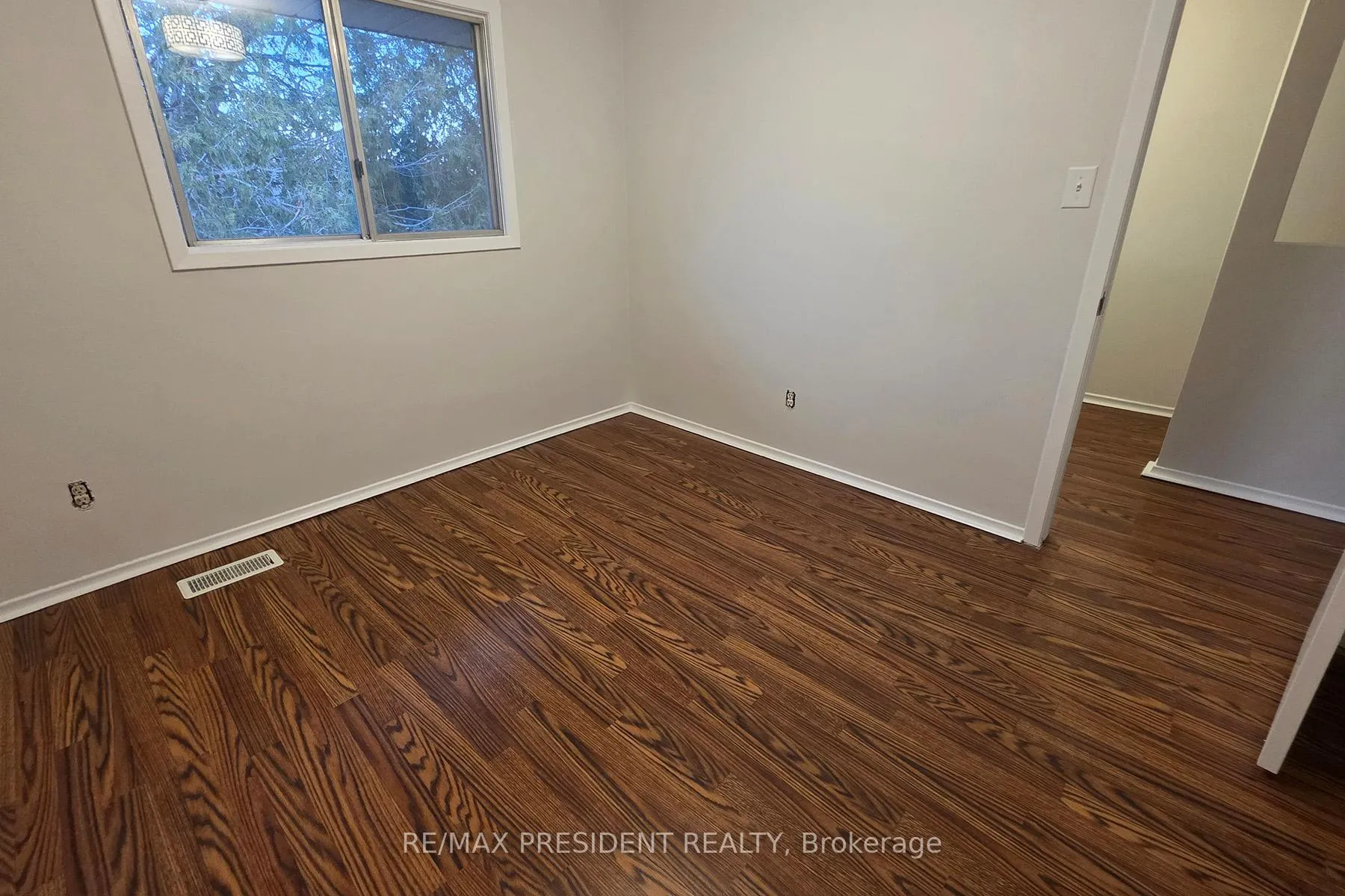 Photo 18 of 560B Brookhaven Crescent, Waterloo — HOMEH