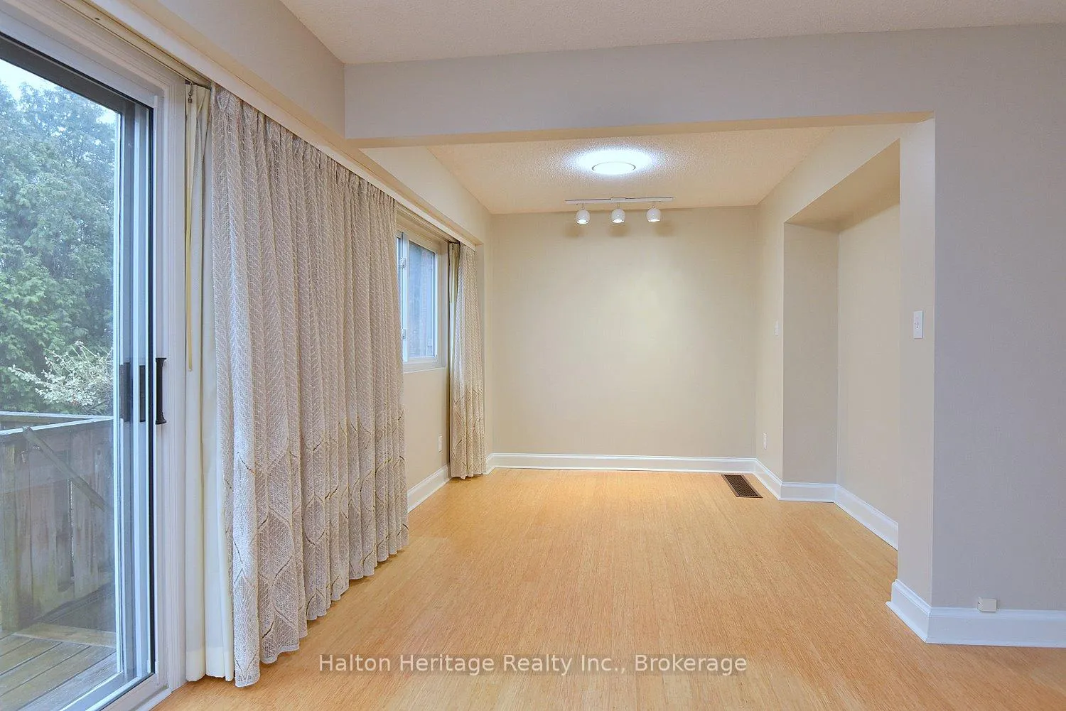 Photo 11 of Unit Unit 7, 457 Woodview Rd., Burlington, Roseland — HOMEH
