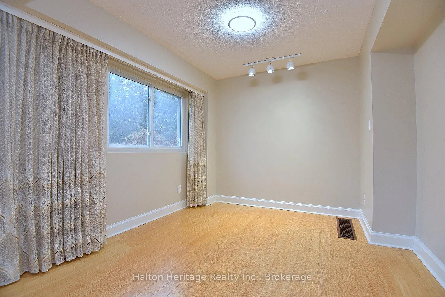 Photo 13 of Unit Unit 7, 457 Woodview Rd., Burlington, Roseland — HOMEH