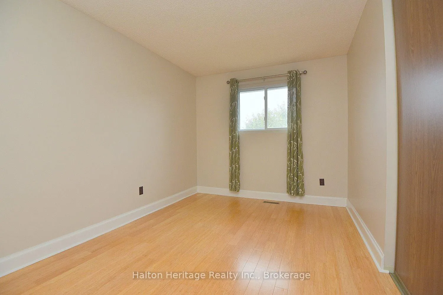 Photo 24 of Unit Unit 7, 457 Woodview Rd., Burlington, Roseland — HOMEH