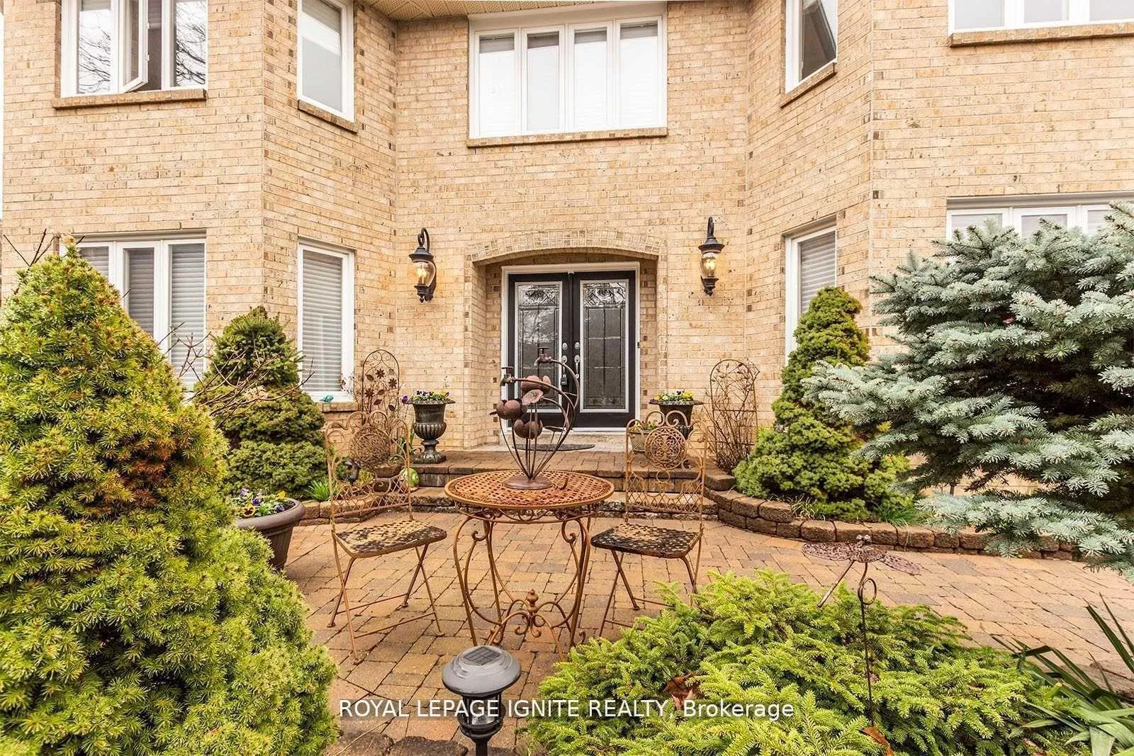 Photo 2 of 16 Chalmers Court, Brampton, Heart Lake — HOMEH