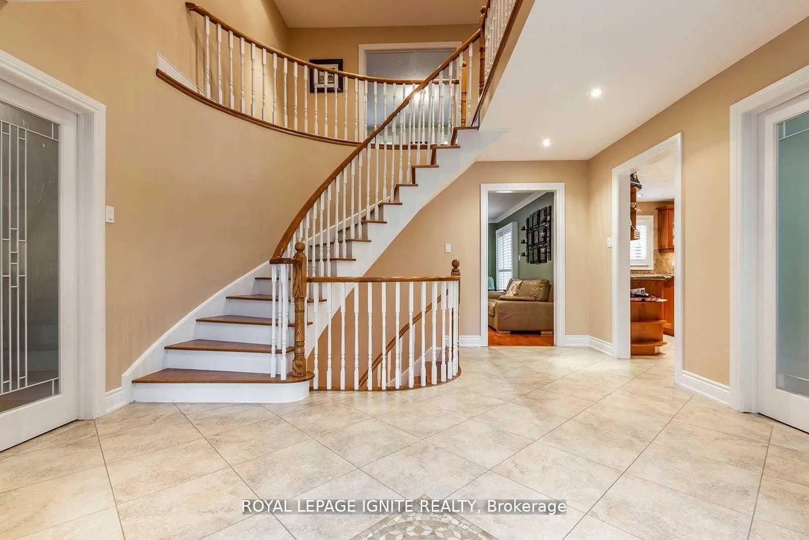 Photo 4 of 16 Chalmers Court, Brampton, Heart Lake — HOMEH