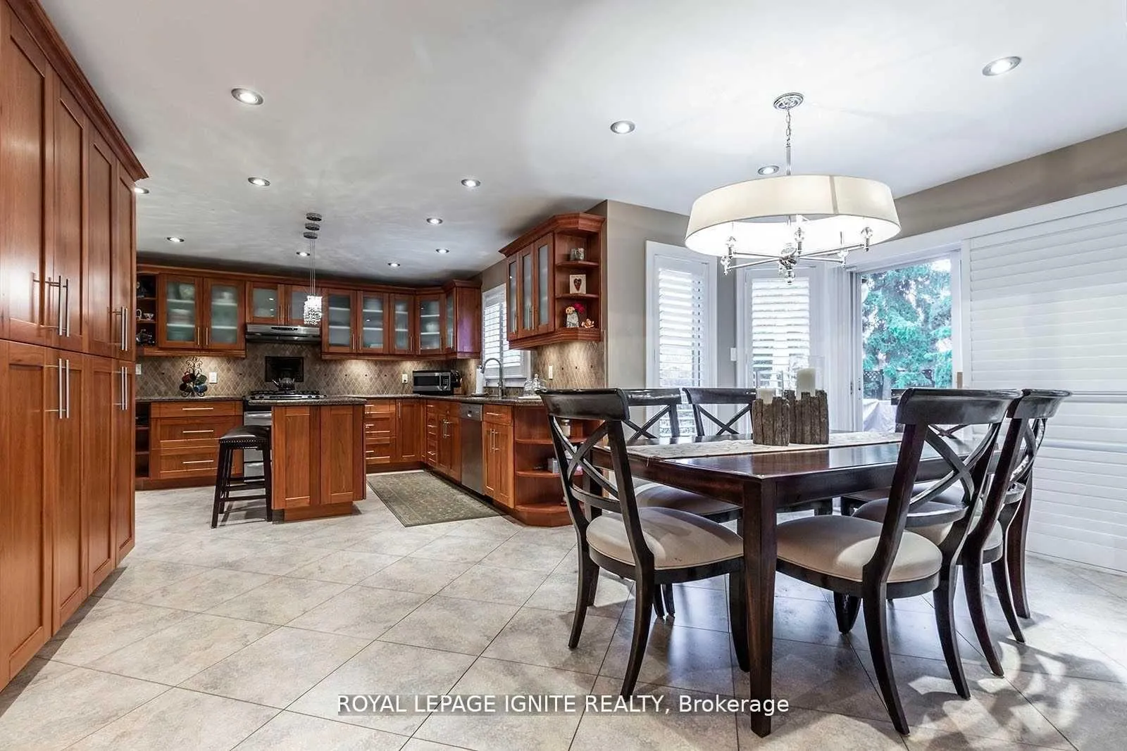 Photo 9 of 16 Chalmers Court, Brampton, Heart Lake — HOMEH