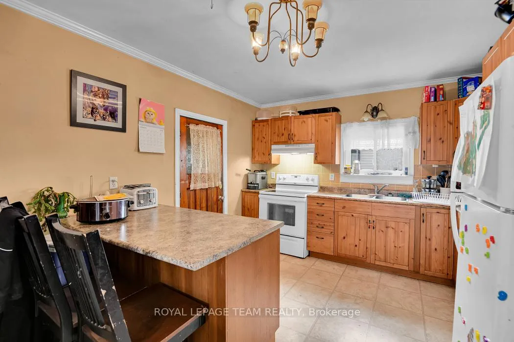 Photo 11 of 93 Queen Street, Smiths Falls — HOMEH