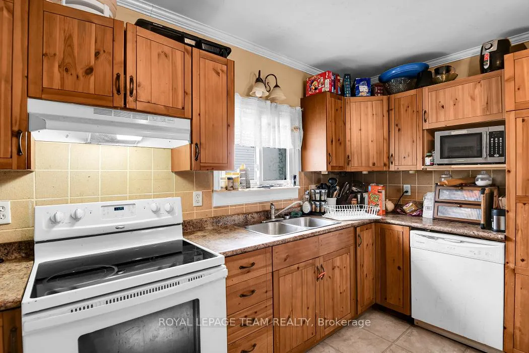 Photo 12 of 93 Queen Street, Smiths Falls — HOMEH