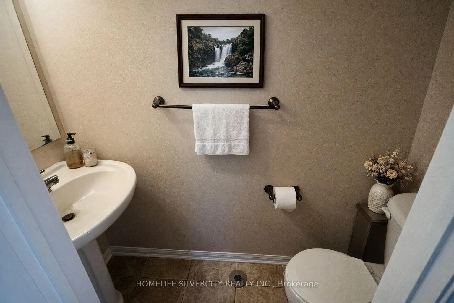Photo 8 of 907 Zelinsky Crescent, Milton, Coates — HOMEH