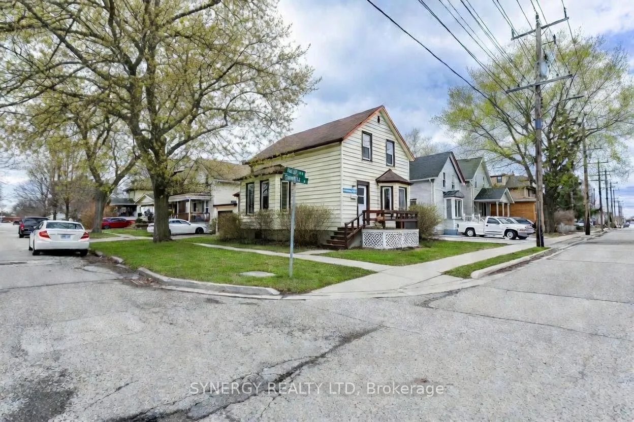 Photo 4 of 275 Cromwell Street, Sarnia — HOMEH