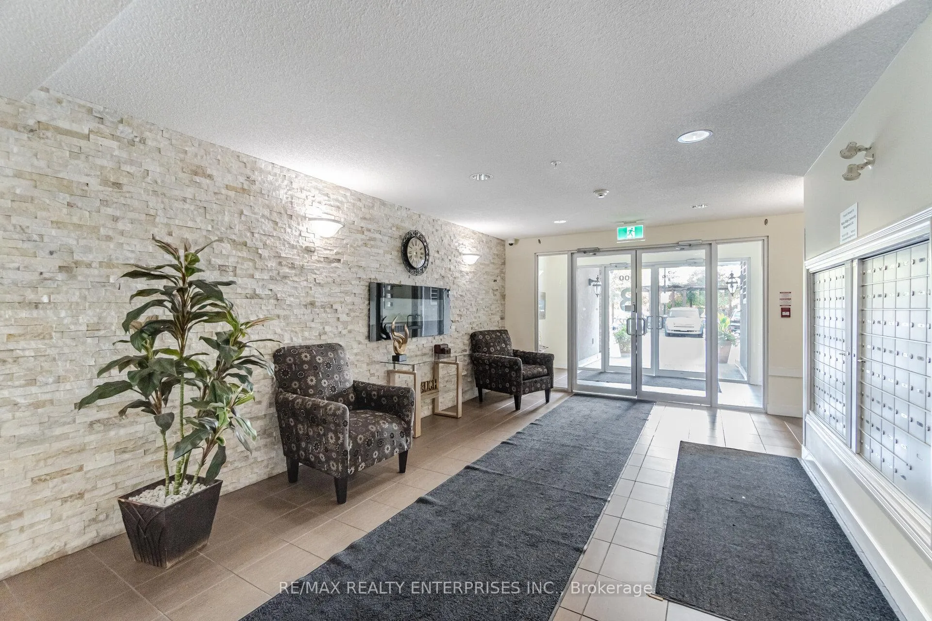 Photo 3 of Unit 1420, 8 Dayspring Circle, Brampton, Goreway Drive Corridor — HOMEH