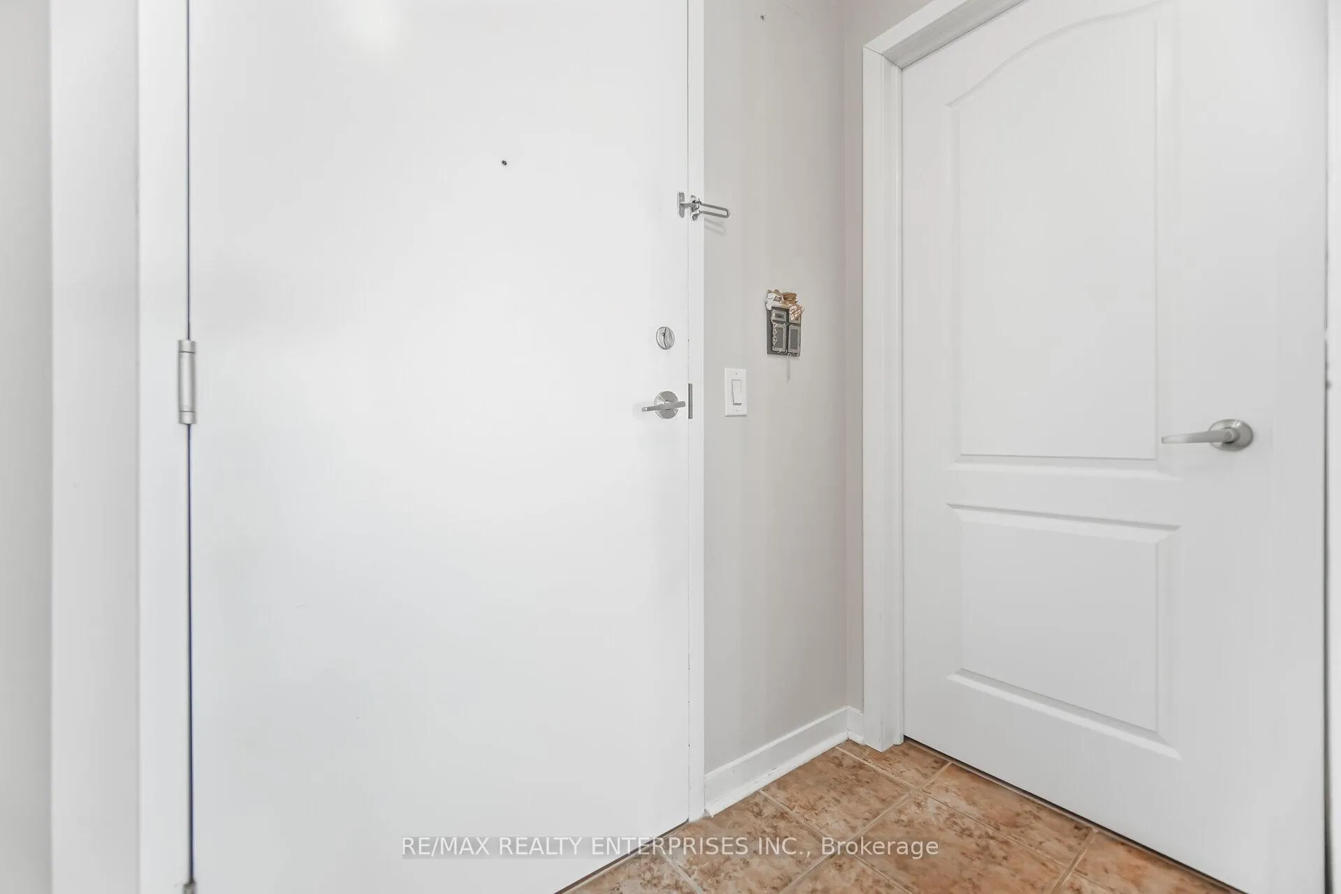 Photo 5 of Unit 1420, 8 Dayspring Circle, Brampton, Goreway Drive Corridor — HOMEH