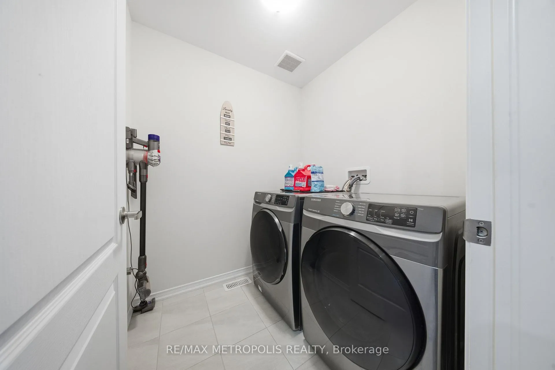 Photo 26 of 408 Blackburn Drive, Brantford, Shellard Lane — HOMEH