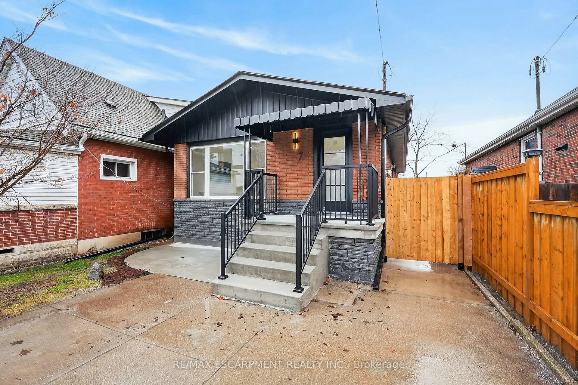 Photo 2 of 7 Crosthwaite Avenue S, Hamilton, Bartonville — HOMEH