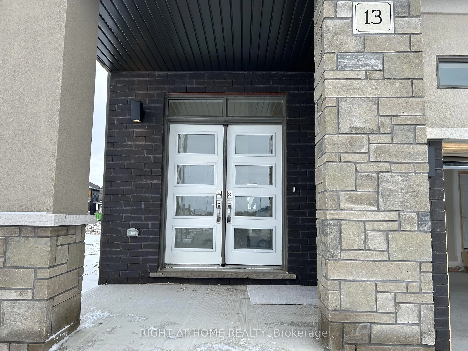 Photo 3 of 13 Norman Markle Street N, Brant, Paris — HOMEH