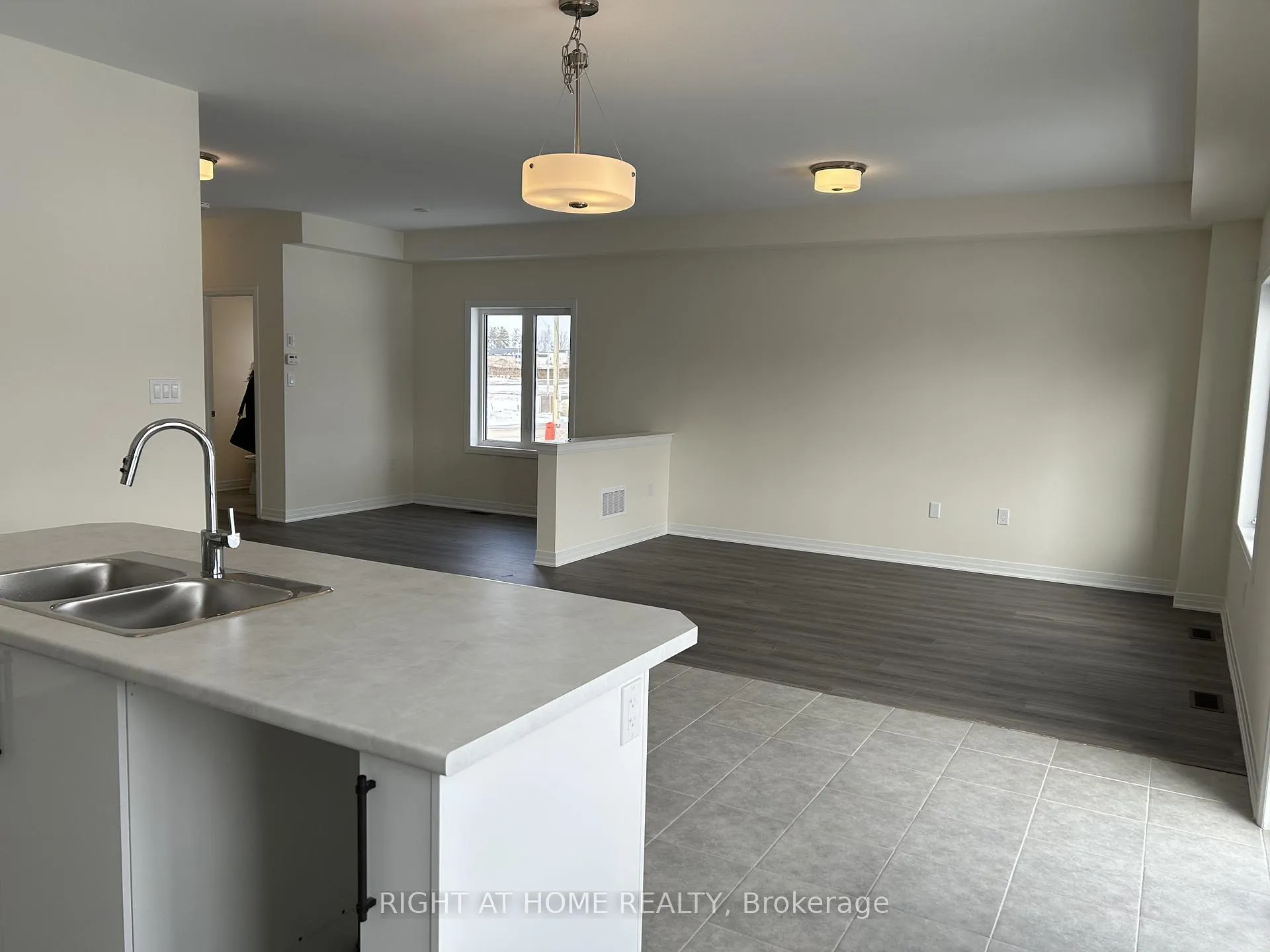 Photo 9 of 13 Norman Markle Street N, Brant, Paris — HOMEH