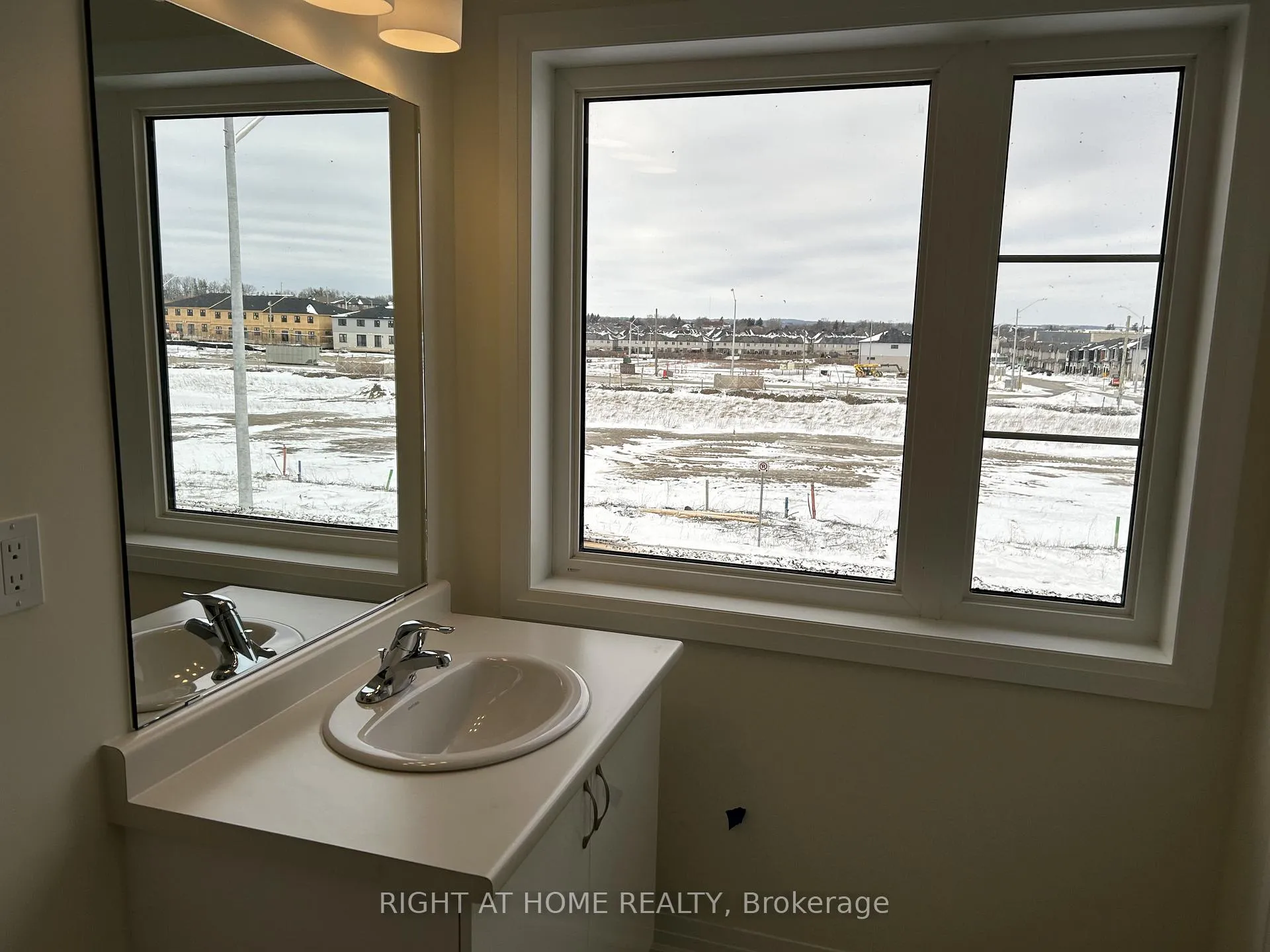 Photo 16 of 13 Norman Markle Street N, Brant, Paris — HOMEH
