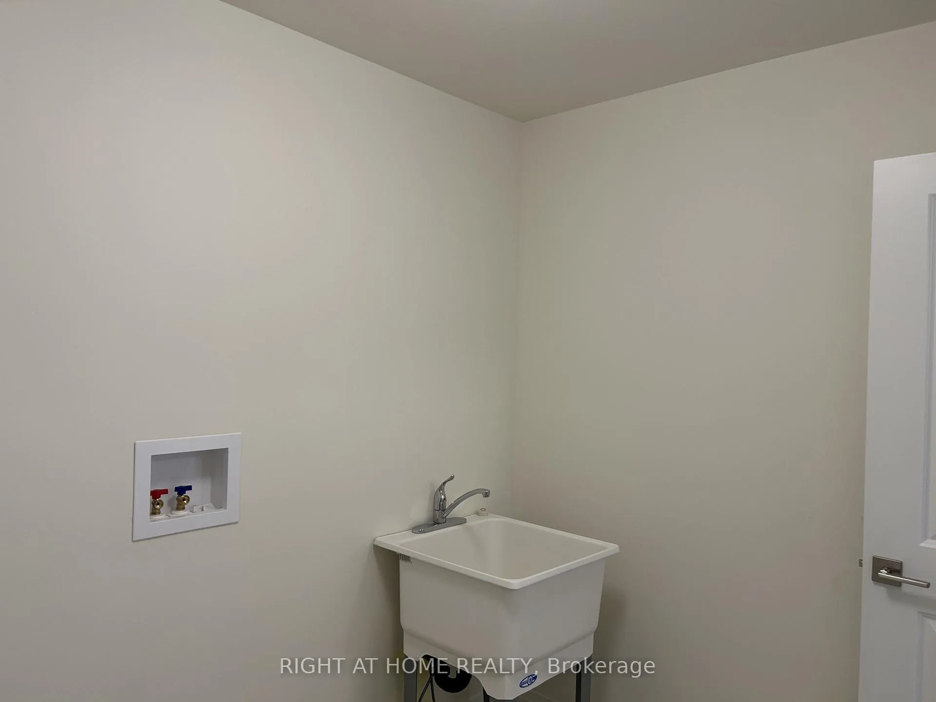 Photo 19 of 13 Norman Markle Street N, Brant, Paris — HOMEH