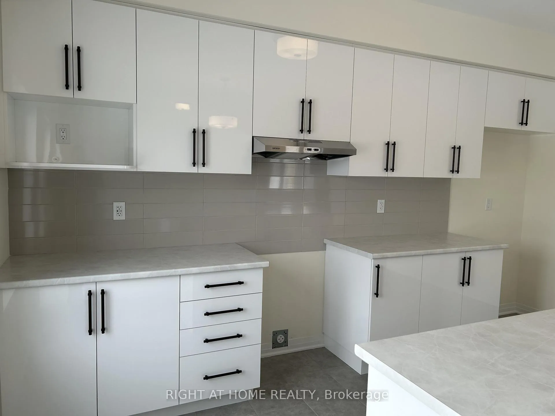 Photo 20 of 13 Norman Markle Street N, Brant, Paris — HOMEH