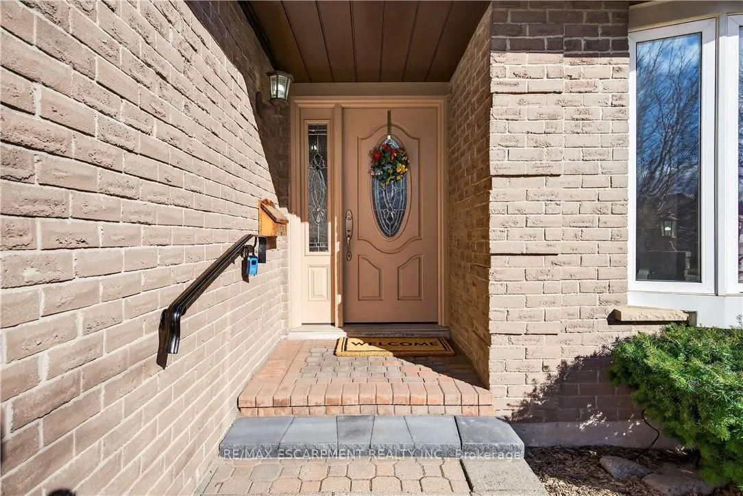 Photo 3 of 2378 Arnold Crescent, Burlington, Brant Hills — HOMEH