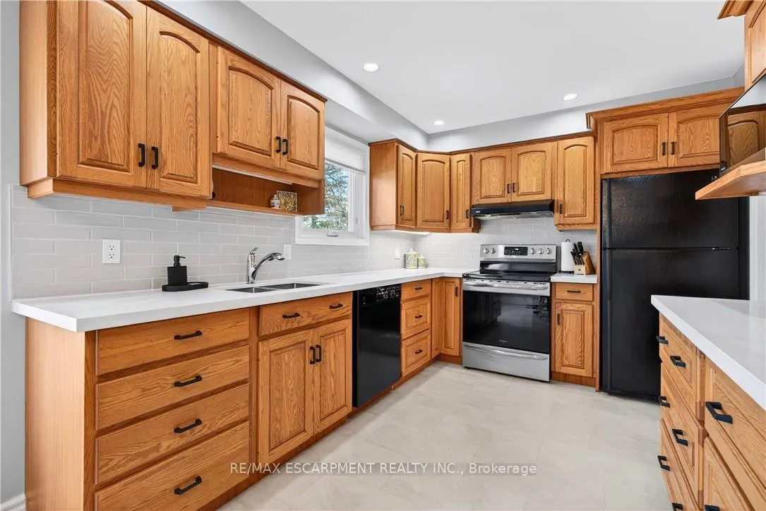 Photo 12 of 2378 Arnold Crescent, Burlington, Brant Hills — HOMEH