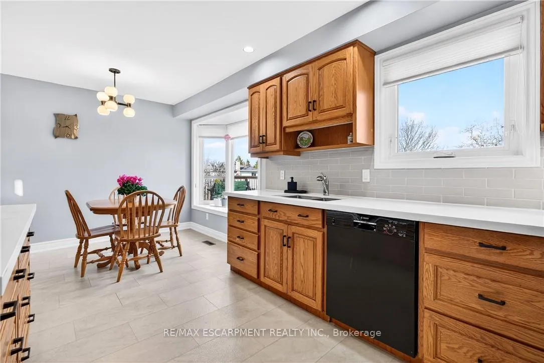 Photo 13 of 2378 Arnold Crescent, Burlington, Brant Hills — HOMEH