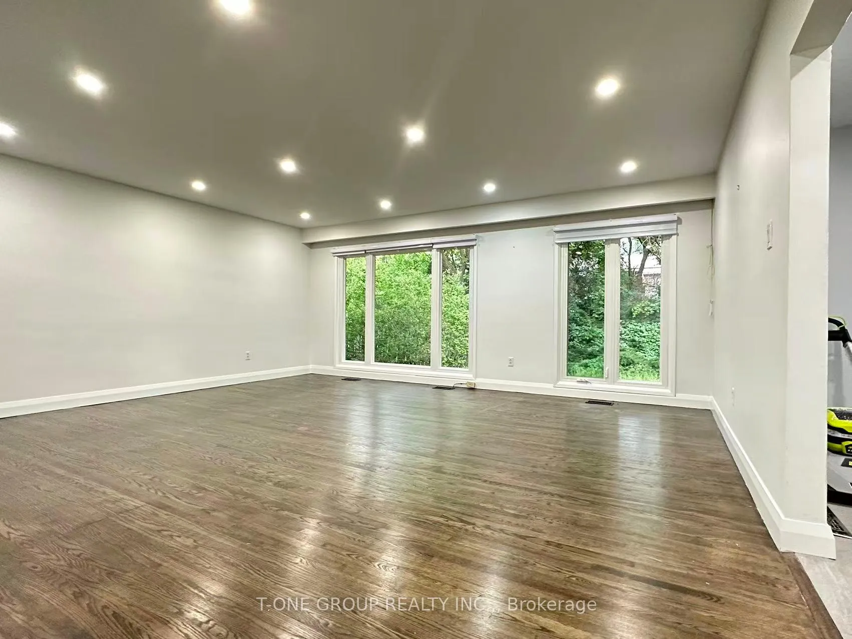 Photo 3 of Unit UPPER, 9 Wigmore Drive, North York, Victoria Village — HOMEH