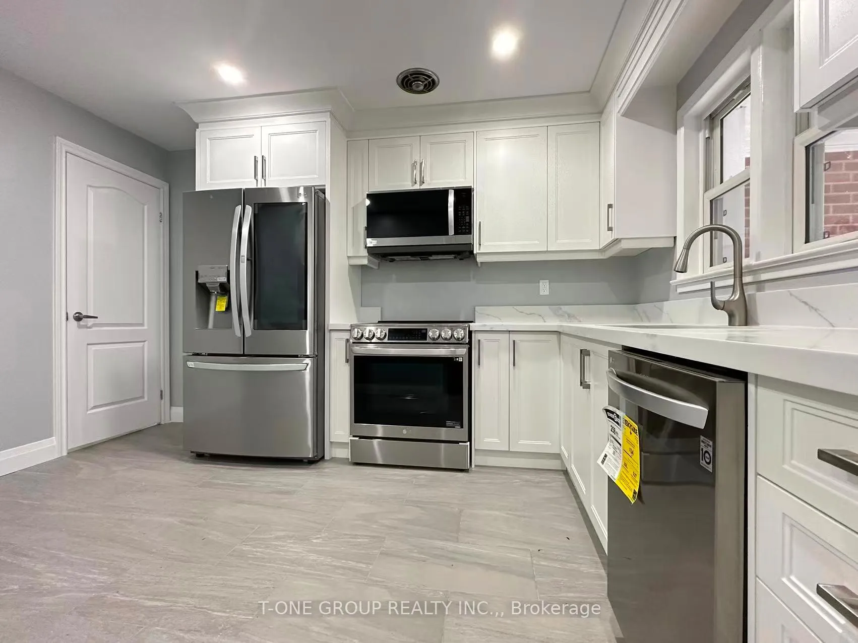 Photo 4 of Unit UPPER, 9 Wigmore Drive, North York, Victoria Village — HOMEH