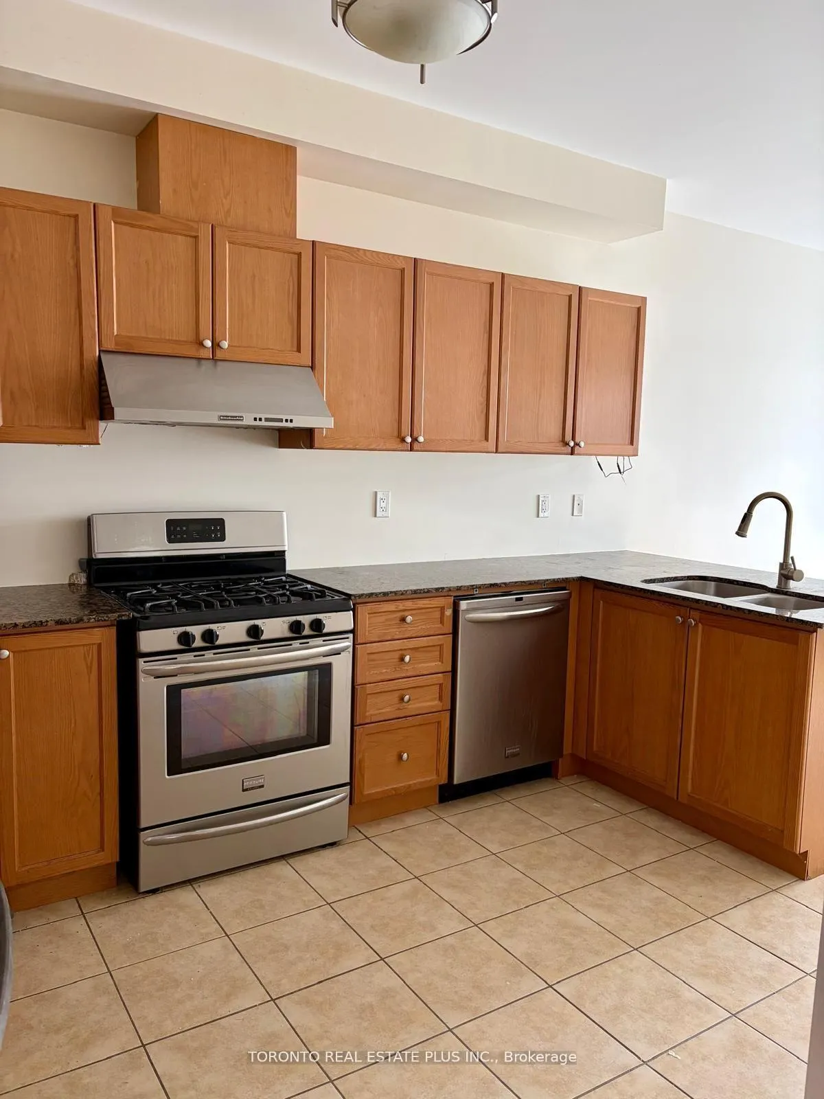 Photo 3 of 55 Staglin Court, Markham, Cathedraltown — HOMEH
